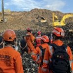 Sejumlah personel Badan Nasional Pencarian dan Pertolongan (Basarnas) melakukan pemeriksaan TPA Bantar Gebang Desa Ciketing Udik, Kecamatan Bantar Gebang, Kota Bekasi yang longsor pada, Minggu (8/3/2026). ANTARA/HO-Basarnas