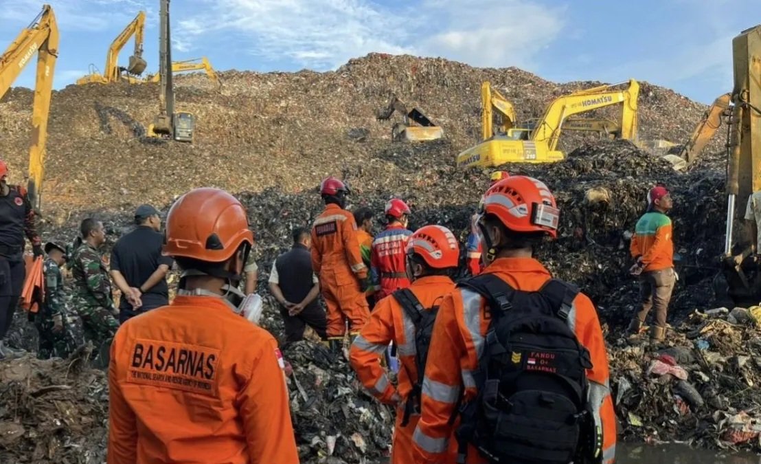 Sejumlah personel Badan Nasional Pencarian dan Pertolongan (Basarnas) melakukan pemeriksaan TPA Bantar Gebang Desa Ciketing Udik, Kecamatan Bantar Gebang, Kota Bekasi yang longsor pada, Minggu (8/3/2026). ANTARA/HO-Basarnas