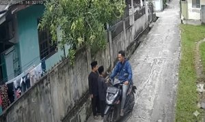 Tega! Seorang Pria Jambret Uang Santunan Anak Yatim di Pekanbaru, Aksi Terekam CCTV