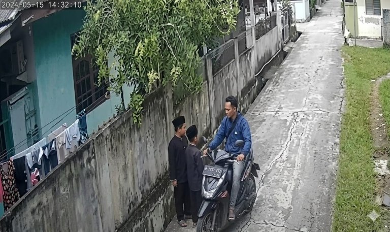 Tega! Seorang Pria Jambret Uang Santunan Anak Yatim di Pekanbaru, Aksi Terekam CCTV