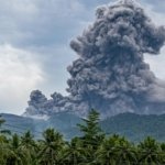 Gunung Dukono di Maluku Utara Erupsi Abu Vulkanik Capai 1,200 Meter.