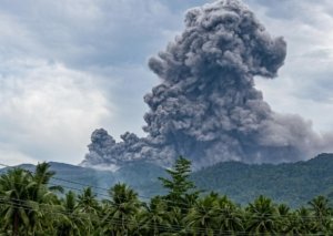 Gunung Dukono di Maluku Utara Erupsi Abu Vulkanik Capai 1,200 Meter.