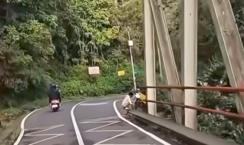 Tragedi di Jembatan Kembar Cangar: Pria Ditemukan Tergeletak di Dasar Sungai