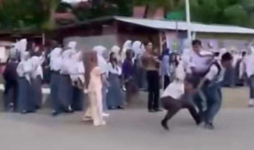 DUA SATPAM SMK 1 POLEWALI MANDAR DIKEROYOK SISWA KARENA TEGUR PELANGGARAN
