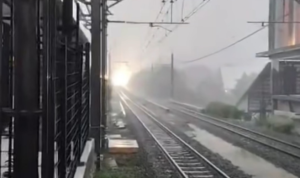 KRL Tanah Abang–Rangkasbitung Terganggu Sambaran Petir, Penumpang Menumpuk di Stasiun