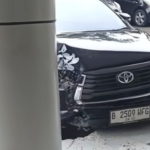 Mobil Hitam Hantam Pilar Stasiun Pondok Ranji, Bagian Depan Hancur Lebat