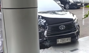 Mobil Hitam Hantam Pilar Stasiun Pondok Ranji, Bagian Depan Hancur Lebat