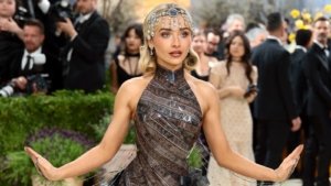 Sabrina Carpenter Tampil dengan Gaun Strip Film di Met Gala 2026