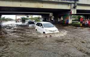 Tanggul Jebol Dipicu Hujan Deras, Banjir Bandang Terjang Semarang