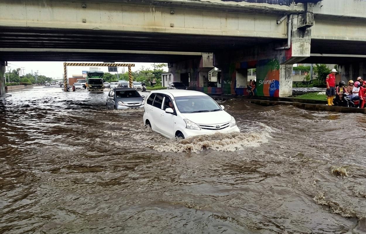 Tanggul Jebol Dipicu Hujan Deras, Banjir Bandang Terjang Semarang