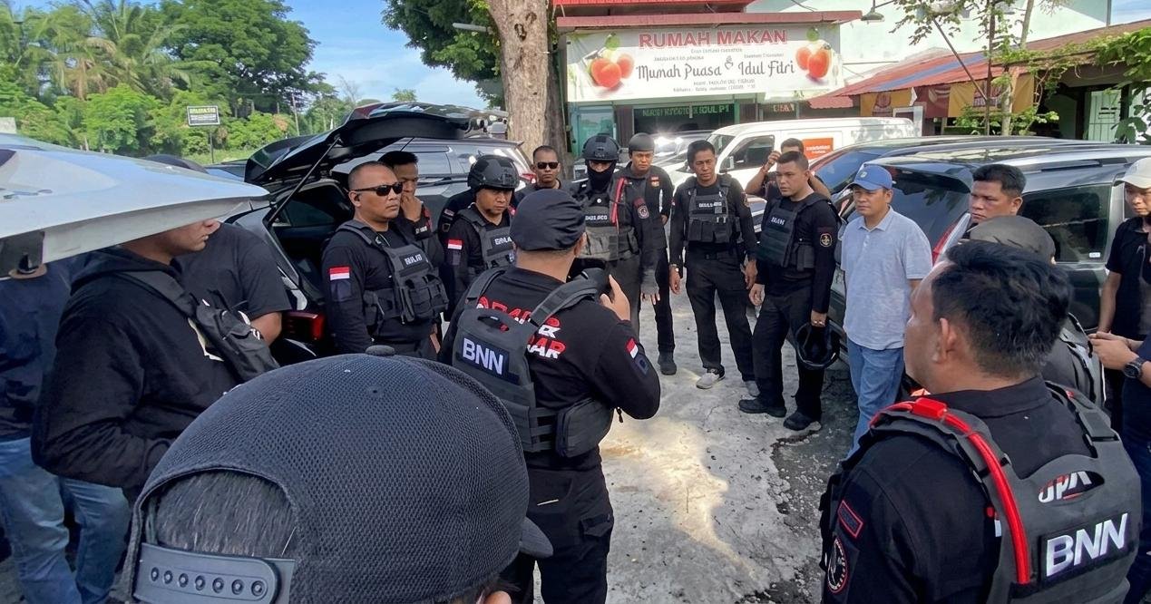 Tim Gabungan BNN RI Kepung dan Obrak-Abrik Lapak Narkoba di Labuhan Batu Utara