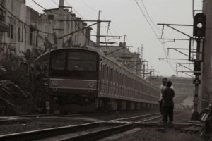Niat Baik Berujung Duka: Pria 45 Tahun Tewas Tertabrak KRL Saat Lerai Tawuran