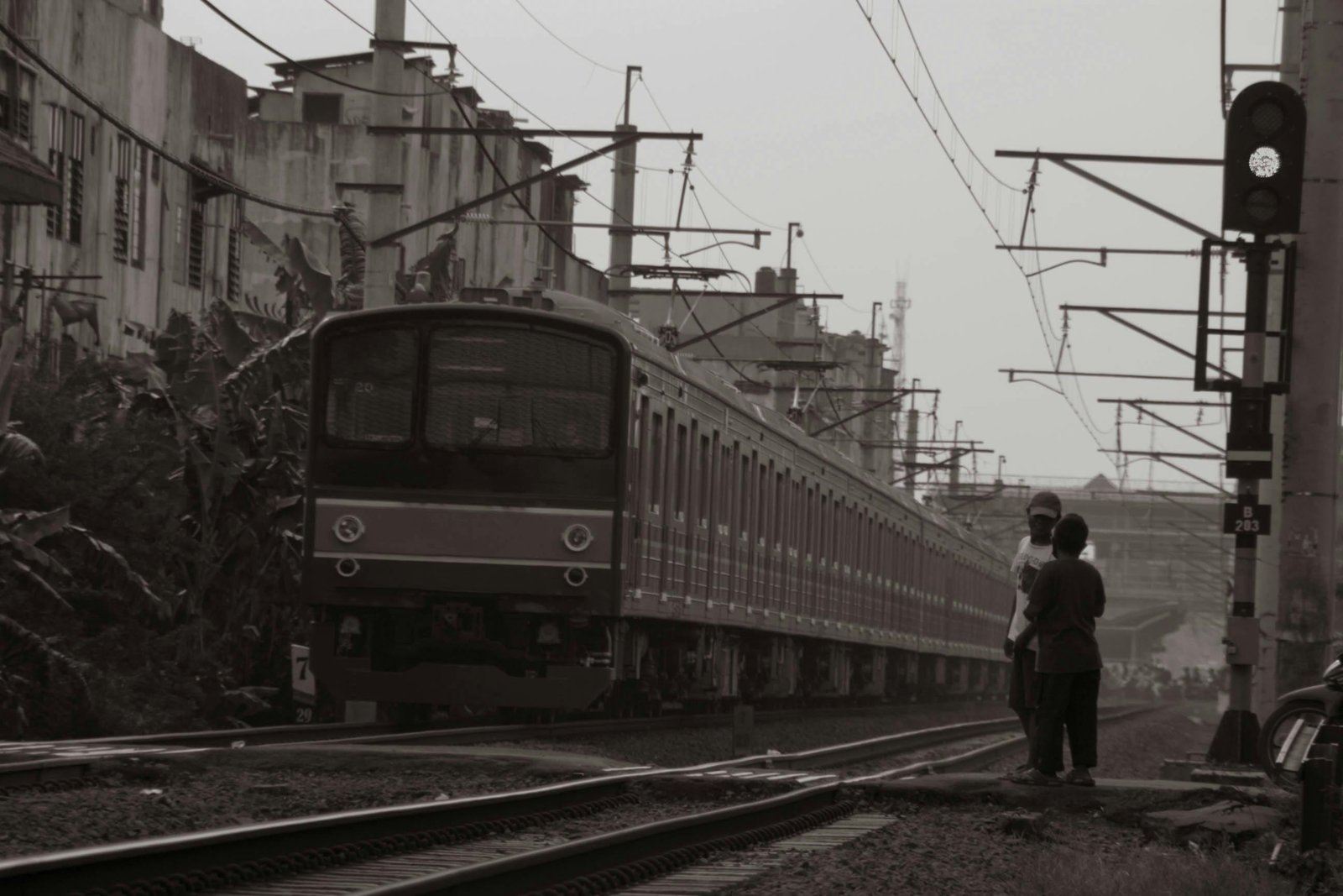 Niat Baik Berujung Duka: Pria 45 Tahun Tewas Tertabrak KRL Saat Lerai Tawuran
