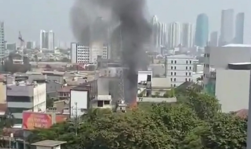 Kebakaran Hebat di Jakarta Pusat, Api Mengamuk di Seberang RS Budi Kemuliaan