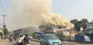 Toko Material di Pamulang Terbakar, Arus Lalu Lintas Sempat Tersendat