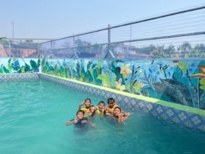 Saat Tim BSI Explore Ajak Anak-Anak Berenang