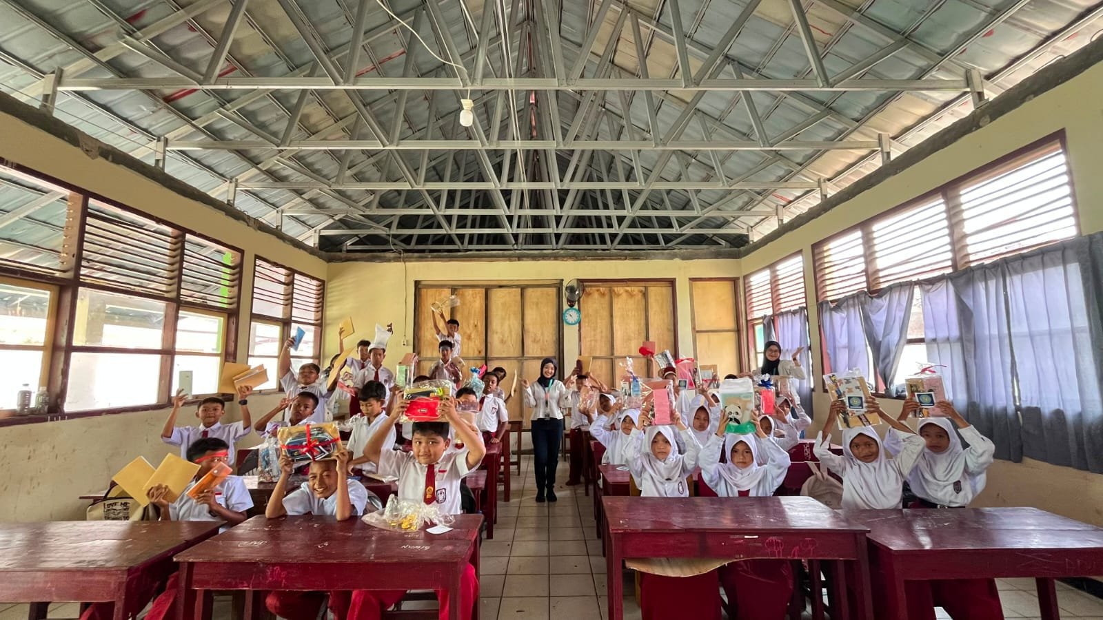 Tim BSI Explore Berbagi ATK dari Kelas ke Kelas