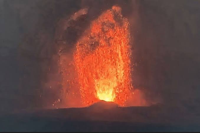 Abu Vulkanik Anak Krakatau Menyebar, Warga Diimbau Gunakan Masker dan Kacamata